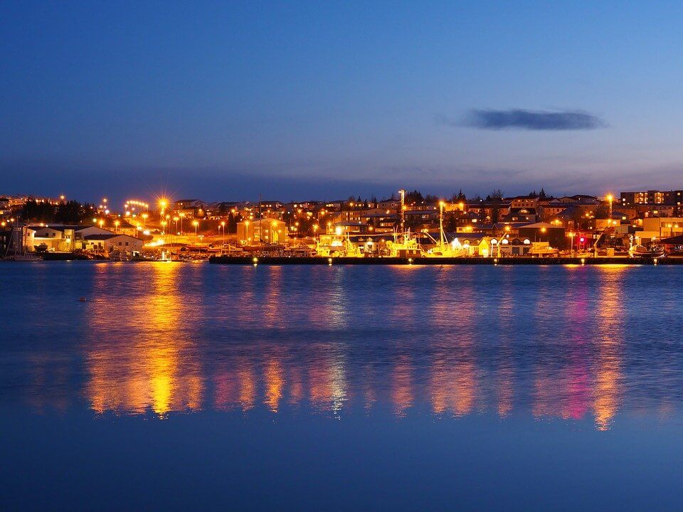 Hafnarfjordur vista dal mare, con le luci del villaggio acccese
