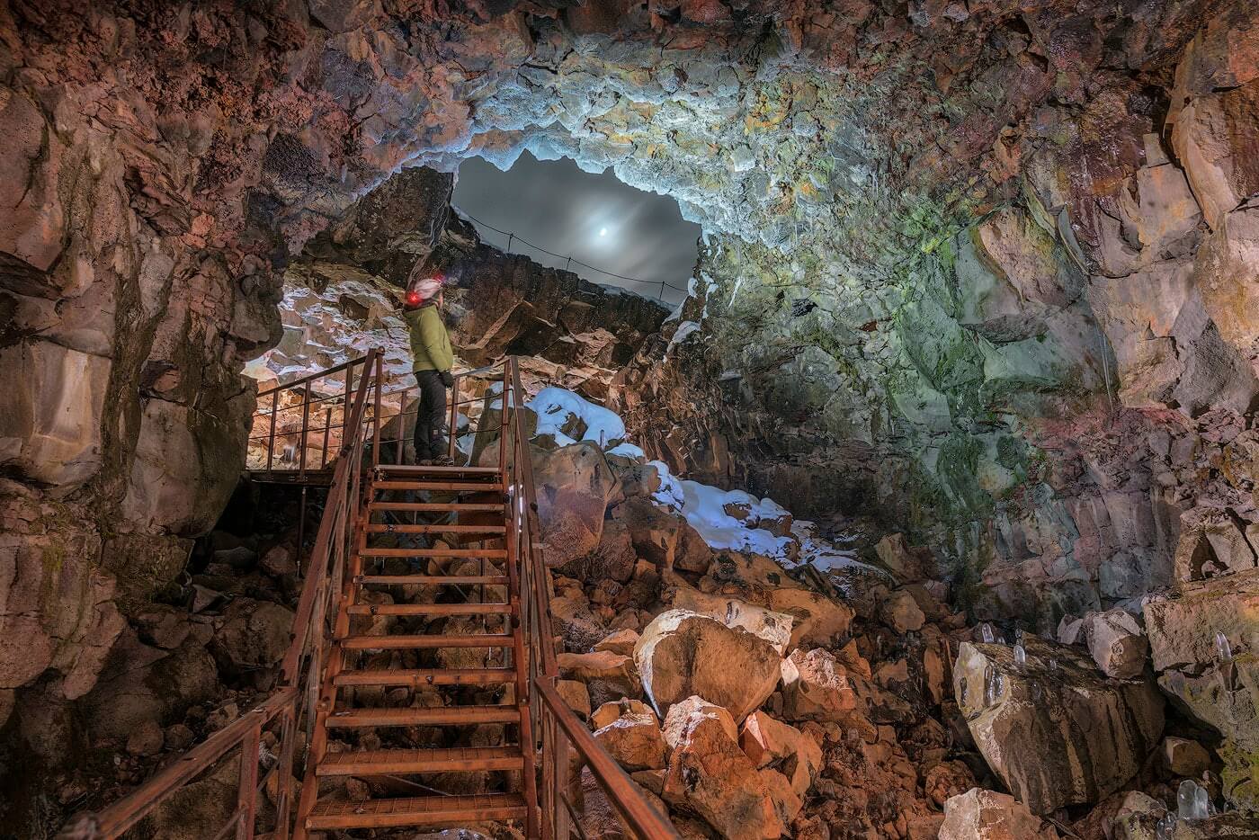 scale situate all'interno del tunnel di lava Raufarhólshellir