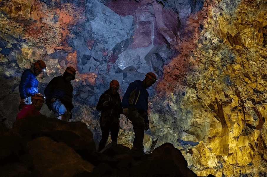 visitatori esplorano gli interni colorati del vulcano Thrihnukagigur