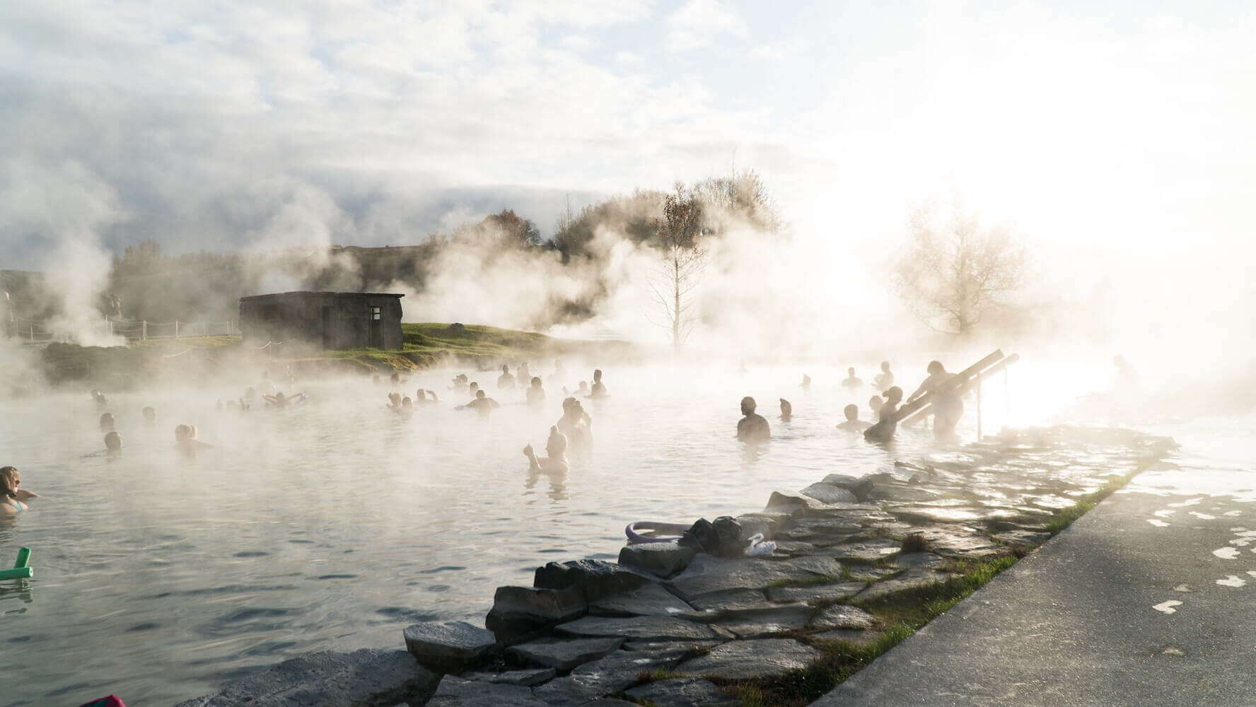gente fanno il bagno nella Secret Lagoon, a Fludir
