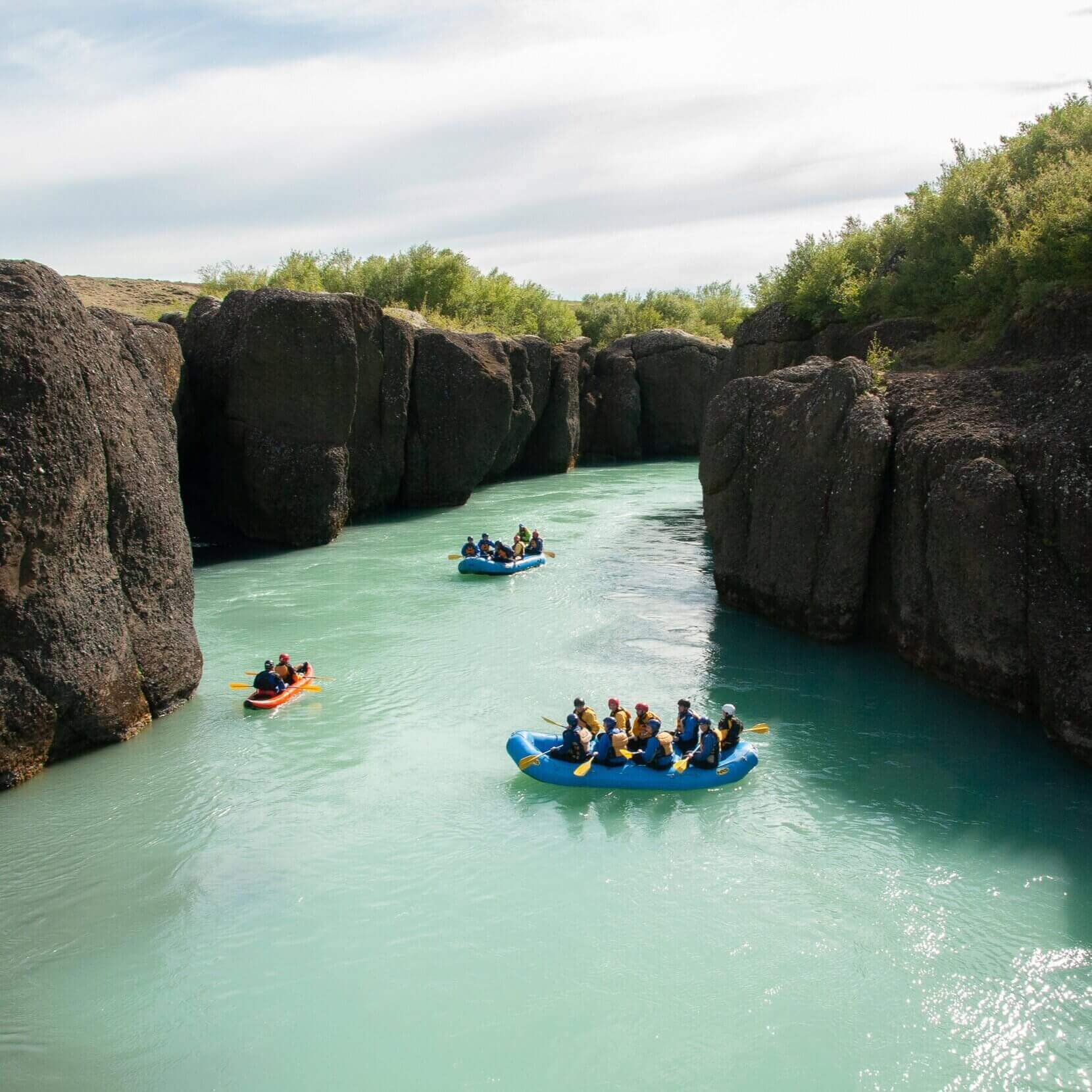 3 gommoni fanno rafting lungo il fiume Hvità